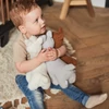 Kép 2/6 - kisfiú lámákat ölelget