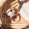 Kép 2/2 - rózsaszín őzikés rágóka kiságyban