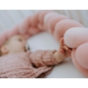 Kép 3/5 - rózsaszín fonott rácsvédőt simogatja a kisbaba