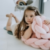 Kép 3/5 - rózsaszín fonott rácsvédővel játszik a kislány