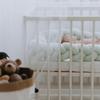 Kép 2/6 - menta fonott rácsvédő kisbabával közelről