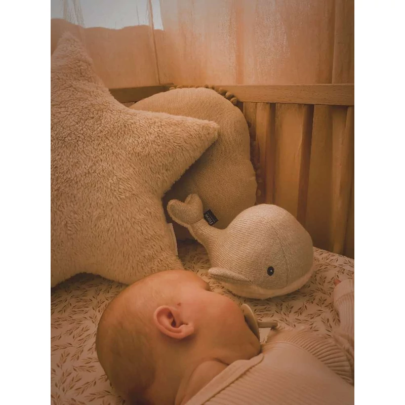 babanyugtató bálna babával kiságyban