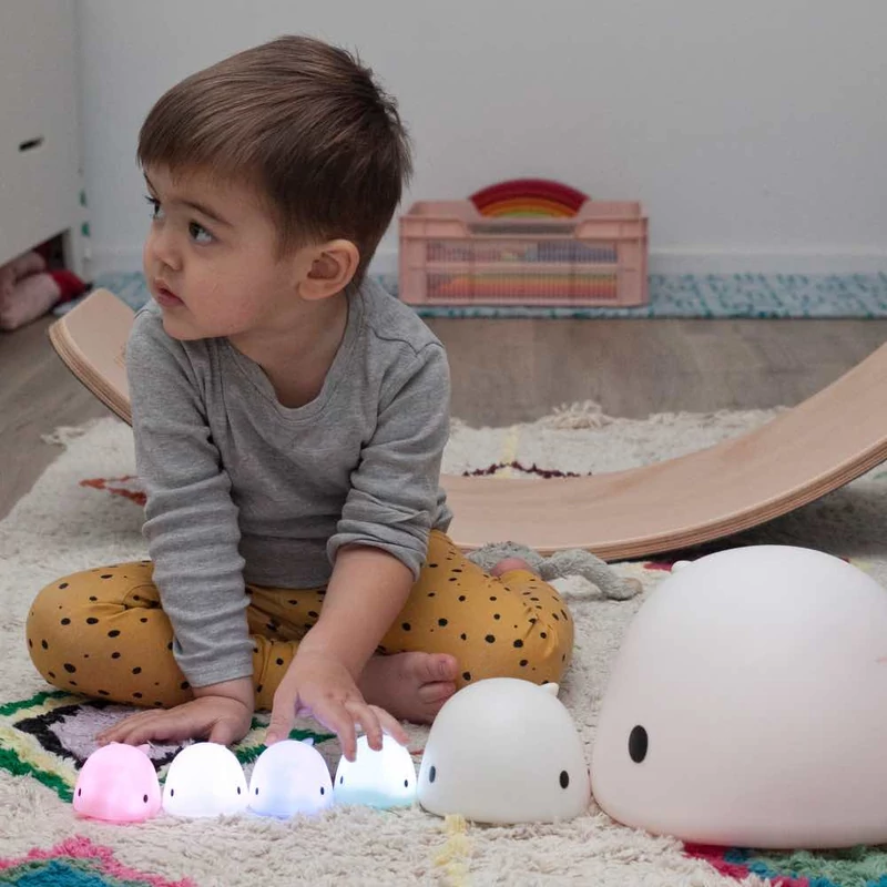 fiú bálnás LED lámpákat rendez sorba
