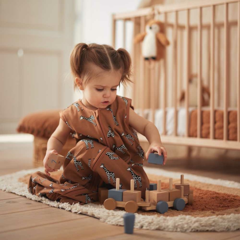 kislány kivonattal játszik gyerekszobában