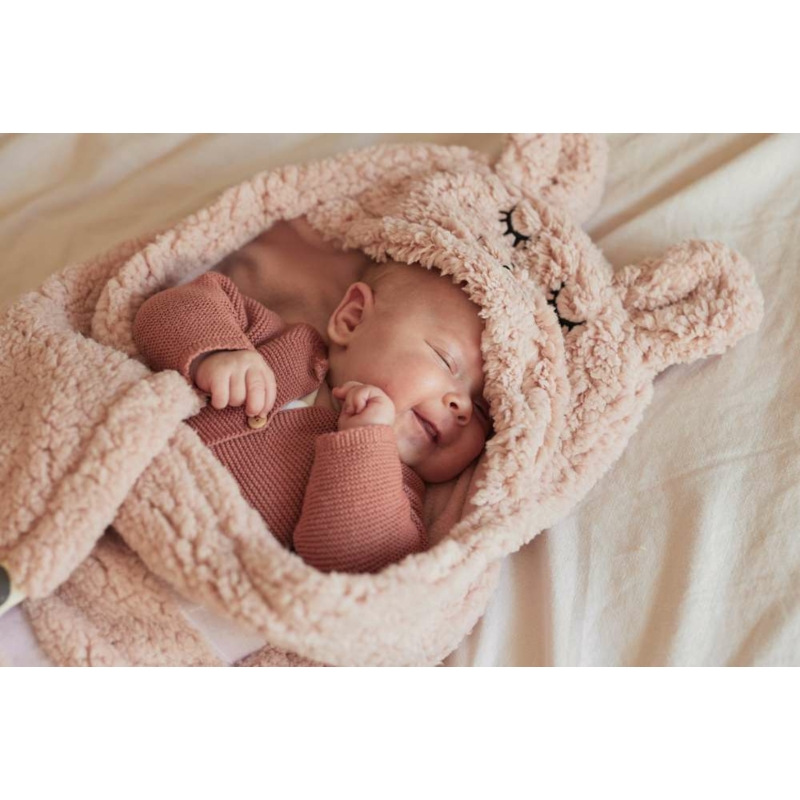 meleg takaró rózsaszín kisbabán