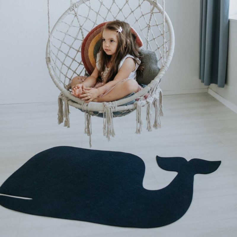 kislány bálna formájú játszószőnyeggel
