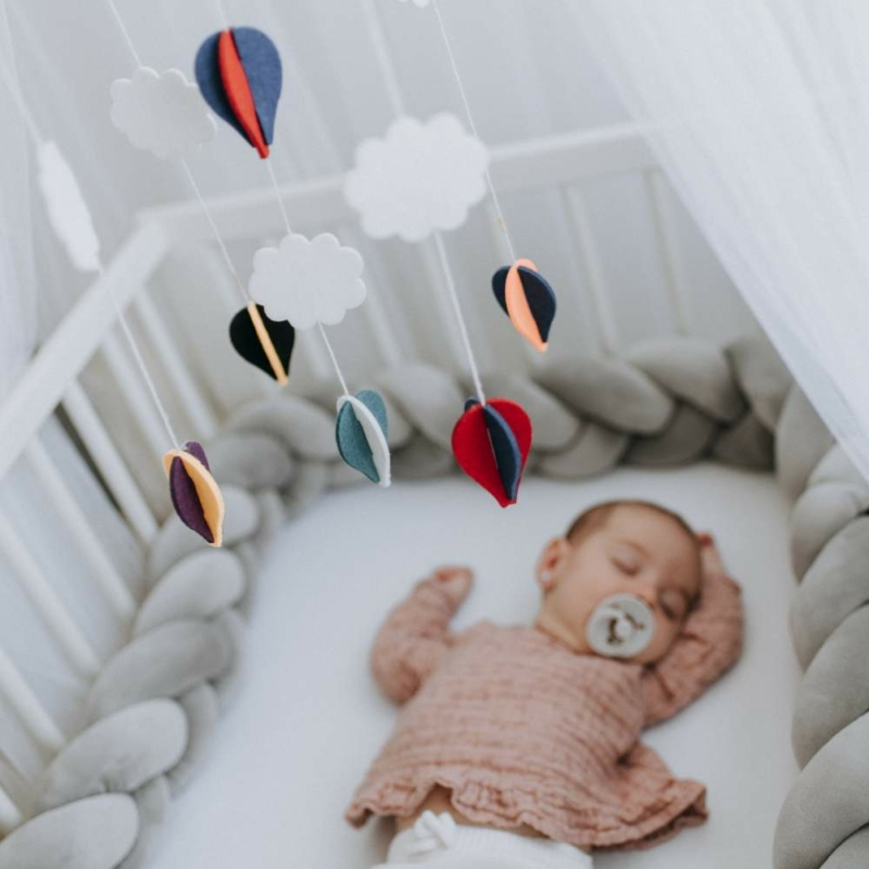 kiságyforgó hőlégballonokkal kisbabával