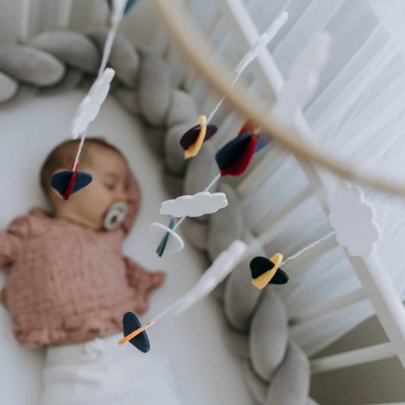 kiságyforgó hőlégballonokkal kiságy felett